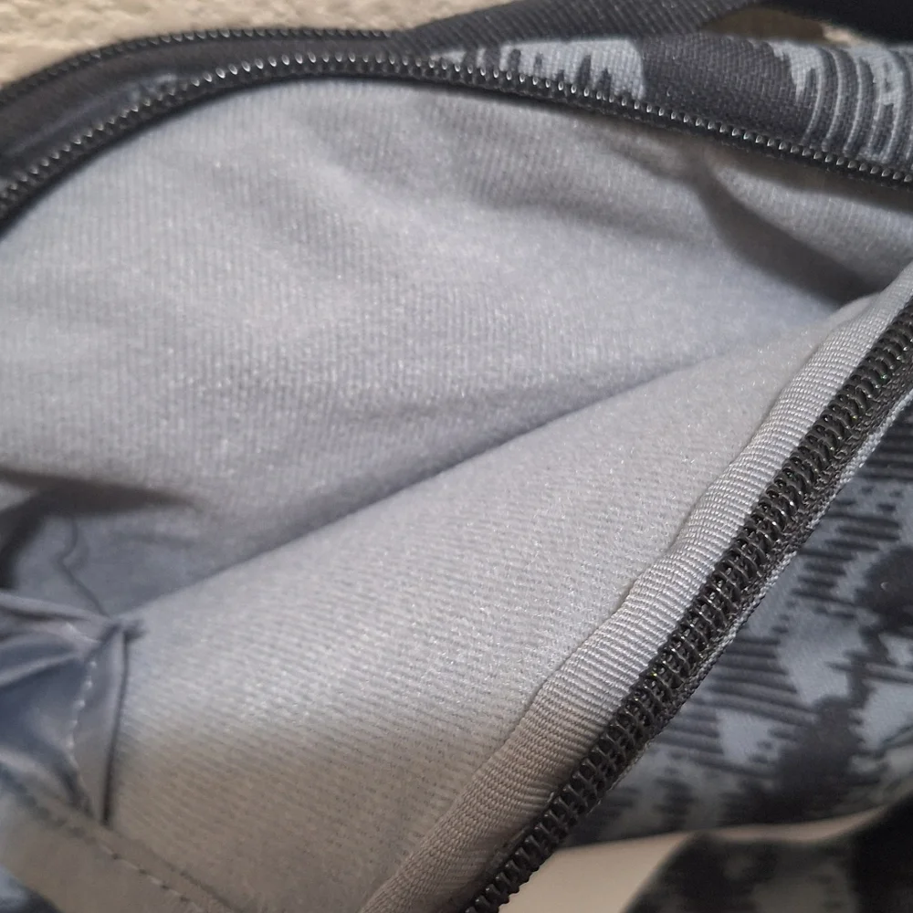 NWTNike Black and Gray Big Kids Backpack - Picture 7 of 8